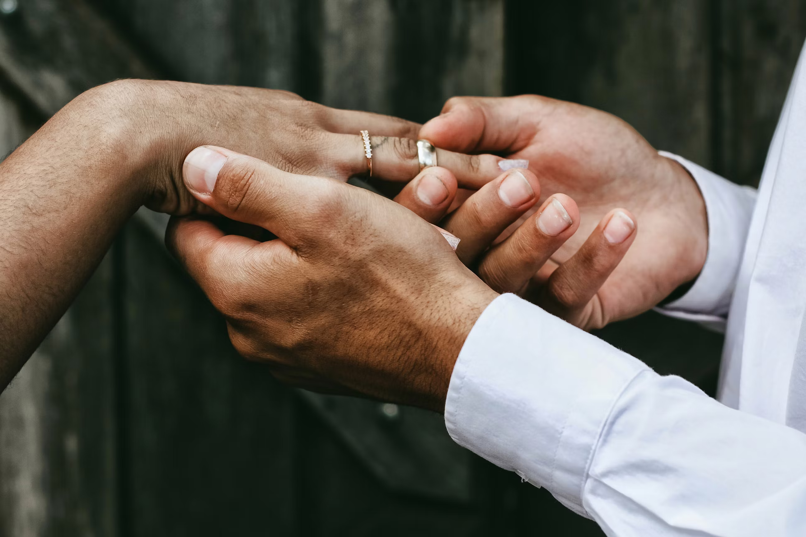 Foto de una pareja comprometiéndose